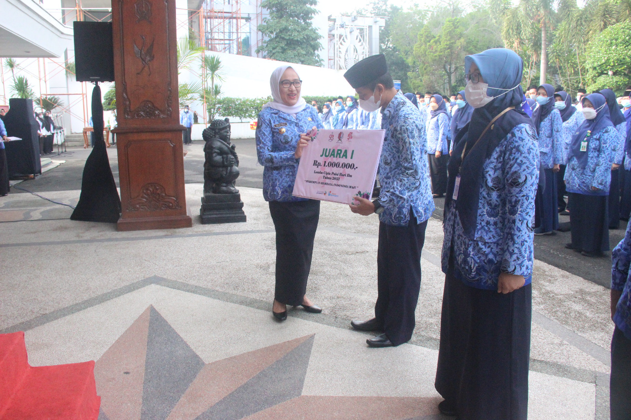 Peringati Hari Ibu ke-93, Bupati Anna Pimpin Upacara dan Beri Hadiah Pemenang Lomba Puisi