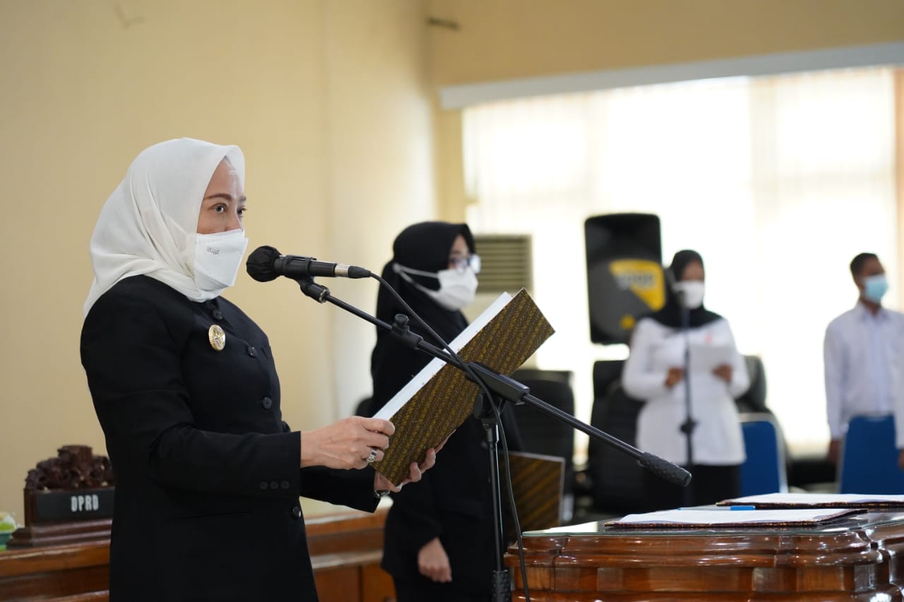 Optimalkan Integritas Pelayanan Publik, Bupati Bojonegoro Lantik dan Ambil Sumpah Jabatan 125 ASN