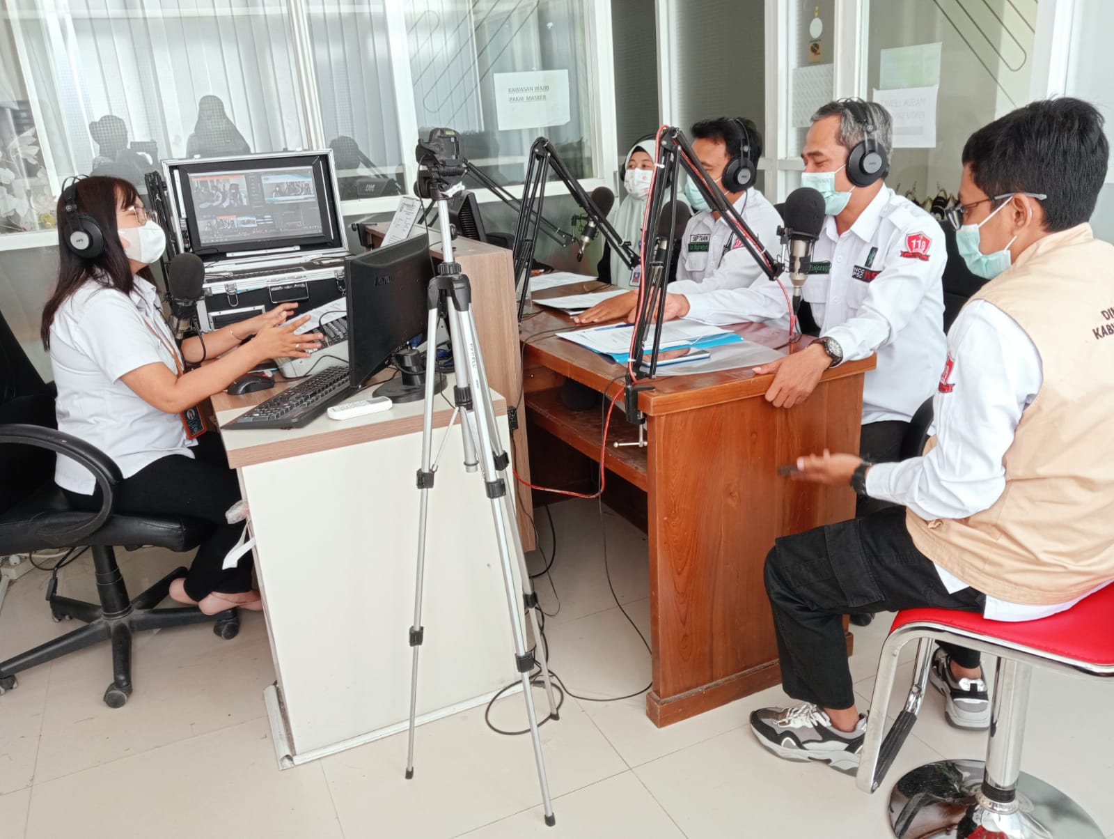 Kominfo Bojonegoro Lewat Radio Talkshow Malowopati FM Sosialisasikan Siaga Bro PSC 119