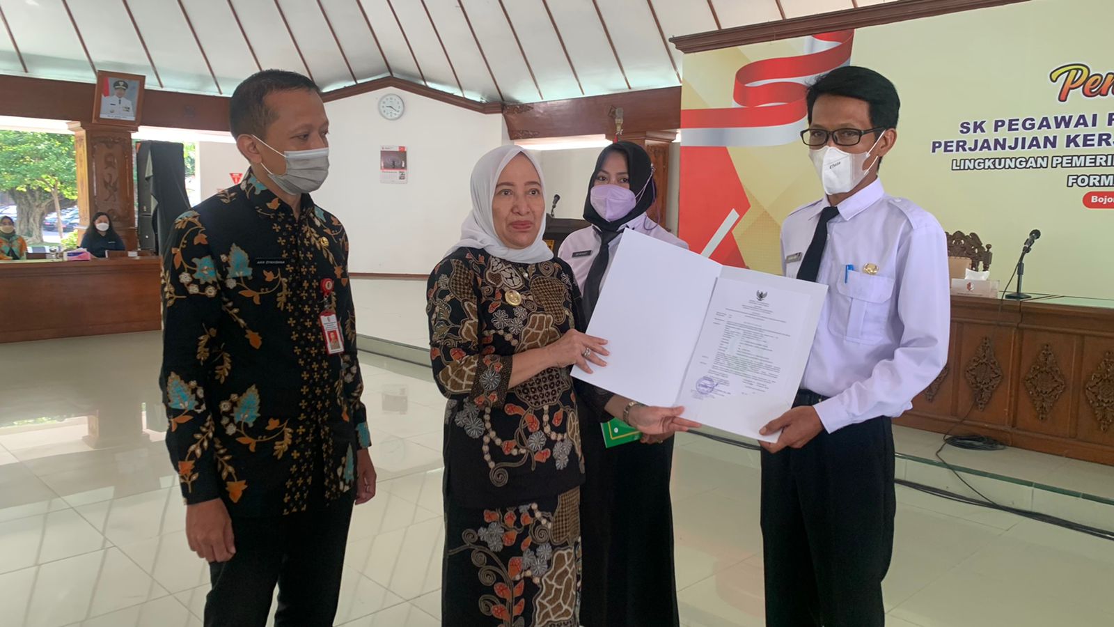 Bupati Bojonegoro Serahkan SK PPPK Tahap II Formasi 2021 kepada 93 Guru SD/SMP