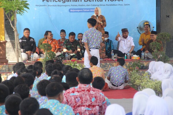 Tangkal Hoax, Bupati Bojonegoro Ajak Siswa Berpikir Positif dan Berintegritas