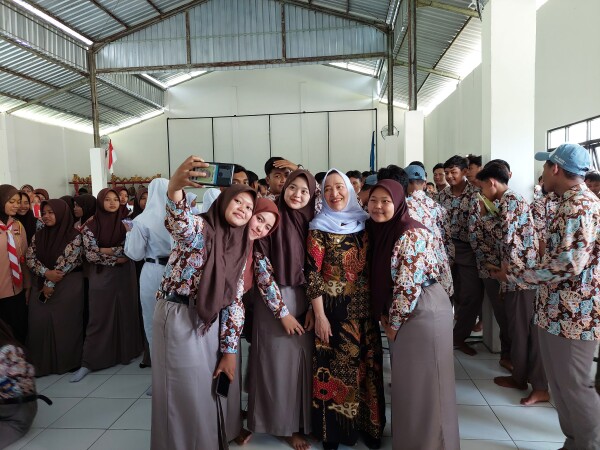 Literasi Digital Dinkominfo Hadir di SMAN 1 Sugihwaras, Ajak Siswa Melawan Hoax