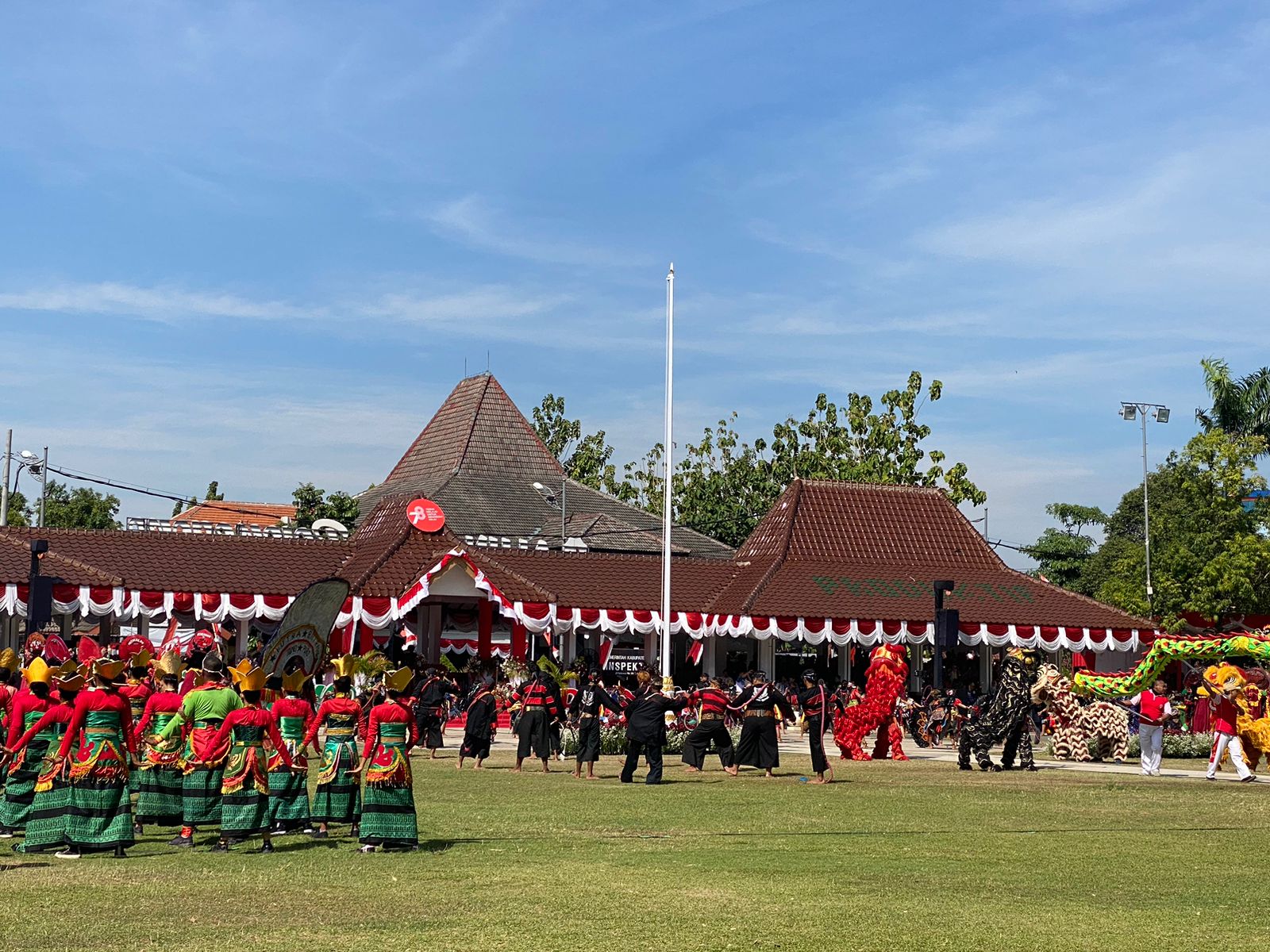 Suguhan Spektakuler Jelang Upacara HUT Ke-78 RI, Kolaborasi Budaya Bojonegoro Mampu Pukau Warga