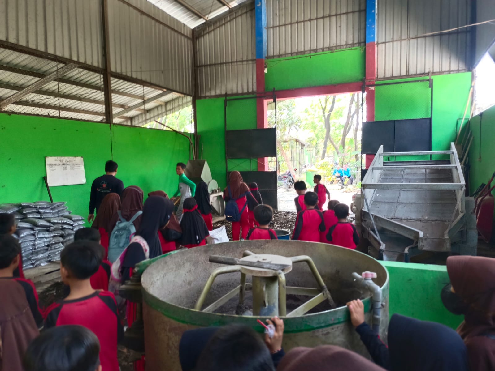 Tanamkan Cinta Lingkungan, Pemkab Bojonegoro Beri Edukasi Siswa tentang Pengolahan Sampah