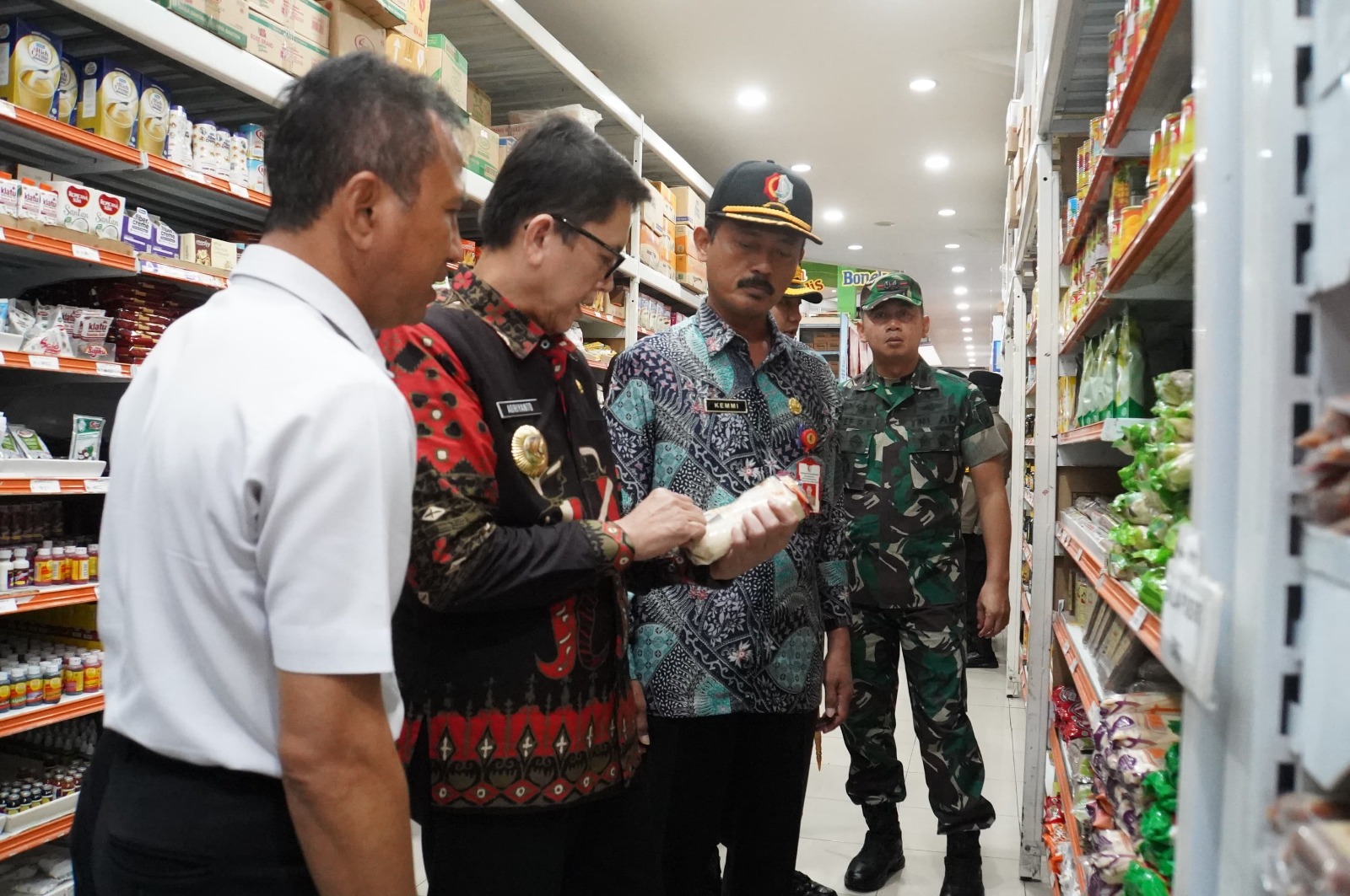 Pj Bupati Bojonegoro Pimpin Sidak Pasar Jelang Libur Tahun Baru, Pastikan Stok Bahan Pokok Aman
