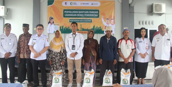 Pemkab Bojonegoro dan Bulog Salurkan Bantuan Pangan, Penuhi Kebutuhan Warga Penerima Manfaat