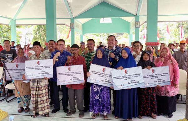 Pj Bupati Bojonegoro Salurkan Bansos Penanganan Kemiskinan, Bantu Kebutuhan Warga Jelang Ramadan