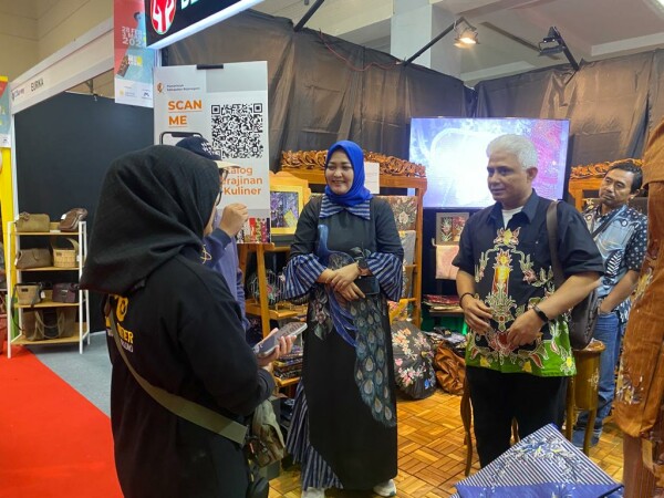 Hari Kedua Pameran Inacraft, Produk Pelaku Usaha Kreatif di Bojonegoro Banyak Diminati Pembeli Asal Malaysia