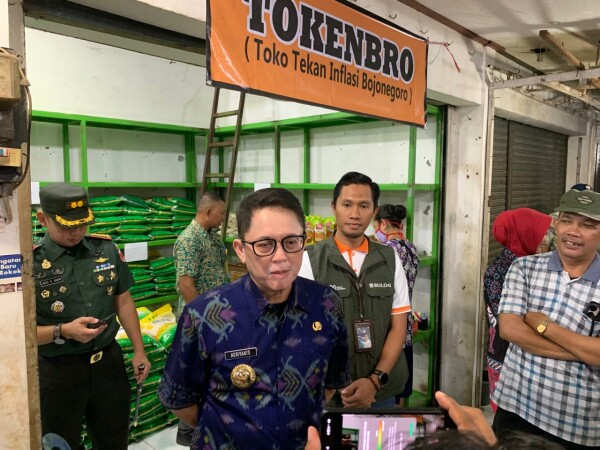 Pj Bupati Bojonegoro dan Forkopimda Sidak Pasar, Pastikan Stok Kebutuhan Pokok Aman Jelang Lebaran