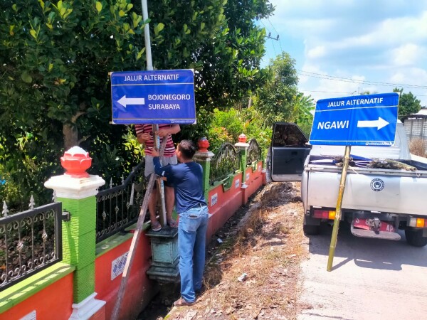 Dishub Bojonegoro Pasang Rambu Petunjuk Arah Jelang Lebaran, Pemudik Makin Nyaman