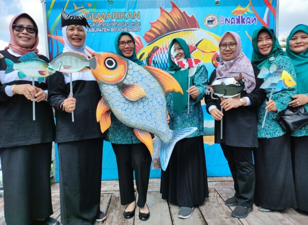 Disnakkan Bojonegoro Terus Tingkatkan Konsumsi Ikan, Tebar Ribuan Benih Ikan di Embung dan Waduk