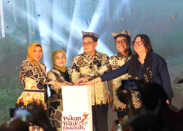 Pj Gubernur Jatim Apresiasi Pekan Batik Daerah yang Digelar Bojonegoro, Jadi Sarana Pemersatu Bangsa