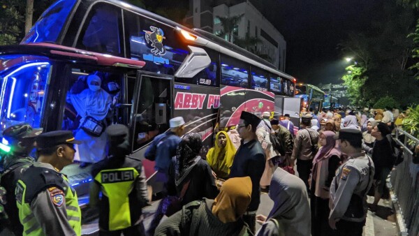 Kedatangan 4 Kloter Jamaah Haji Asal Bojonegoro Disambut Tangis Haru Keluarga
