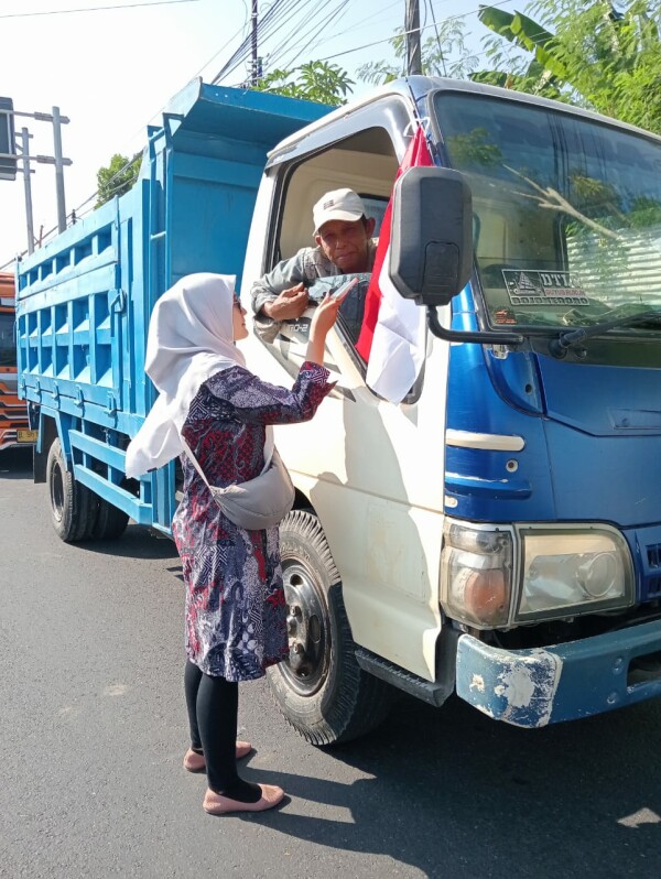 Semarakkan HUT Ke-79 RI, Pemkab Bojonegoro Memulai Gerakan Bagi-bagi Bendera Merah Putih