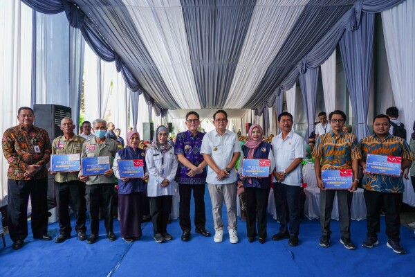 Ribuan Buruh Bojonegoro Terima BLT DBH CHT, Pj Gubernur Jatim: Gunakan untuk Kebutuhan Prioritas
