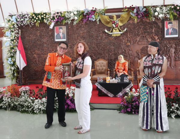 Bertukar Cinderamata, Delegasi 8 Negara di B-TIFF Disambut Pj Bupati Bojonegoro