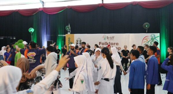 Hari Ketiga B-TIFF, Ratusan Pelajar Bojonegoro Antusias Belajar Tari Tradisional 8 Negara