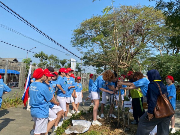 Hari Kedua B-TIFF, Para Delegasi 8 Negara Diajak Tanam Pohon di Taman Bengawan Solo