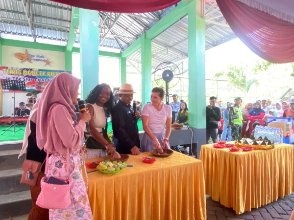 Kemeriahan Turis Ngulek Rujak di Desa Wisata Ngringinrejo, Para Delegasi B-TIFF Mengaku Senang