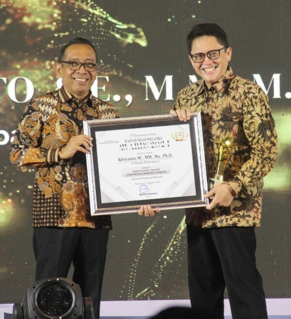 Pj Bupati Adriyanto Raih Penghargaan Radar Bojonegoro Award 2024, Dinobatkan sebagai Pemimpin Inspiratif