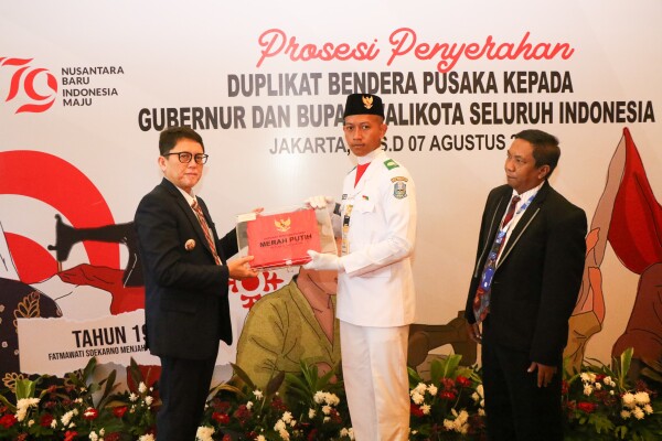 Pj Bupati Bojonegoro Terima Duplikat Bendera Merah Putih dari BPIP, Akan Dikibarkan saat Upacara 17 Agustus