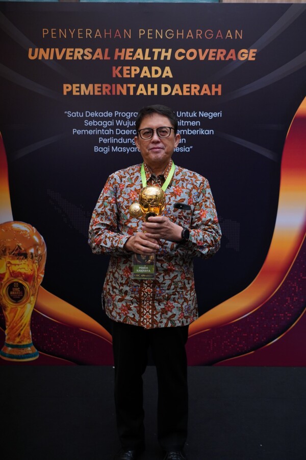 Bojonegoro Raih UHC Award Kategori Utama Atas Capaian 99,92 % Warga Terdaftar Jaminan Kesehatan