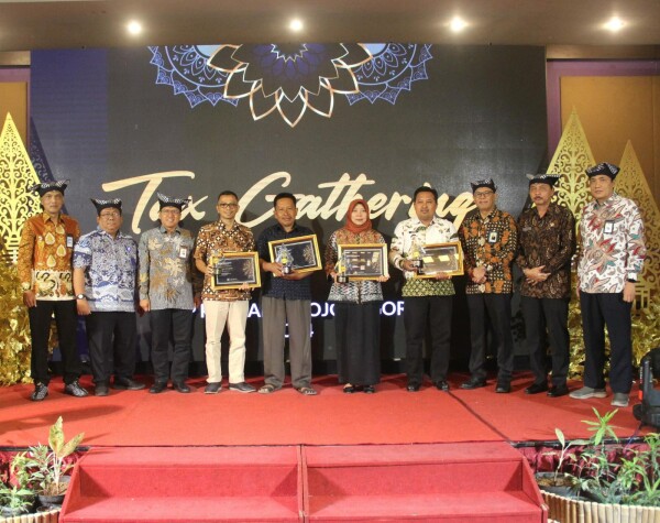 Pemkab Bojonegoro Raih 2 Penghargaan Kontribusi Pembayaran Pajak Terbesar