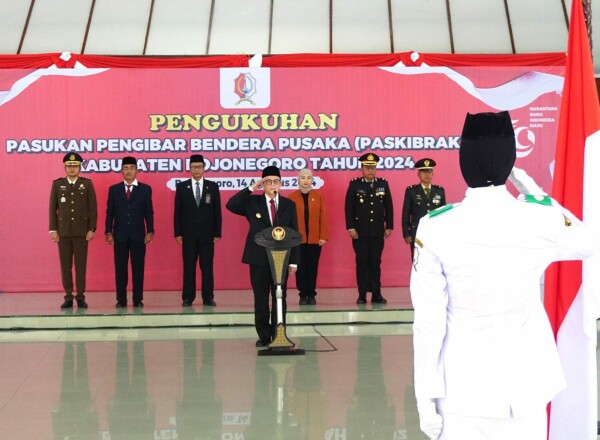 Paskibraka Bojonegoro Dikukuhkan Pj Bupati, Siap Kibarkan Sang  Merah Putih