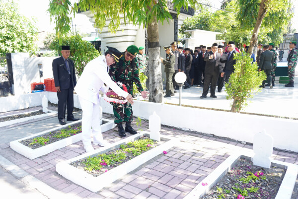 Pj Bupati Bojonegoro dan Forkopimda Ziarah Pahlawan di TMP,  Jadi Momen Meneruskan Semangat Pahlawan