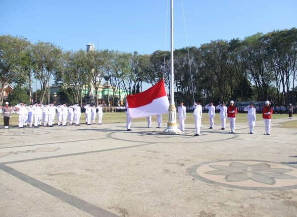 Puncak Peringatan HUT Ke-79 RI, Pemkab Bojonegoro Kibarkan Bendera Merah Putih Ukuran Raksasa