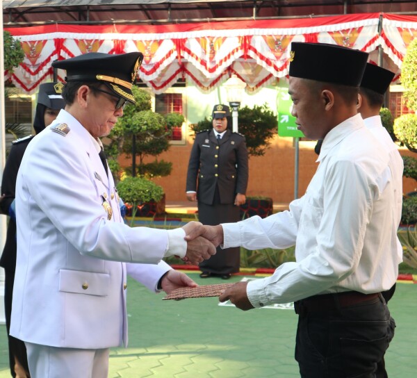 Momen HUT Ke-79 RI, Pj Bupati Bojonegoro Serahkan SK Remisi untuk Warga Binaan Lapas