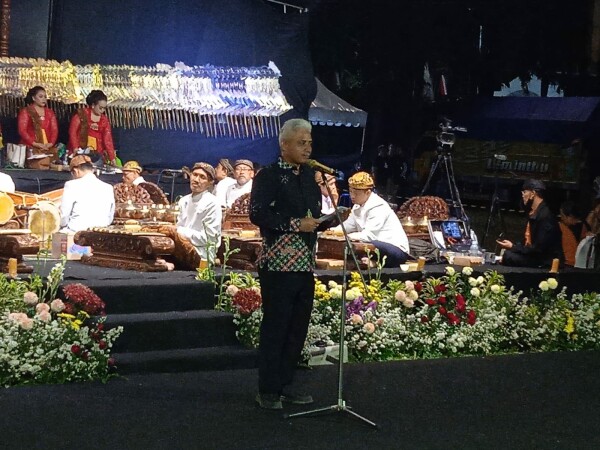 Lestarikan Kesenian Tradisional, Pemkab Bojonegoro Gelar Wayang Kulit di Alun-alun