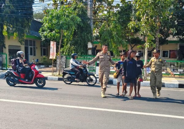 Satpoll PP Bojonegoro Gelar Patroli di Traffic Light, Lakukan Pembinaan 8 Pengamen