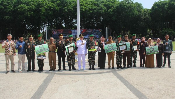 Atraksi Ketangkasan Prajurit Meriahkan Upacara HUT Ke-79 TNI di Alun-alun Bojonegoro