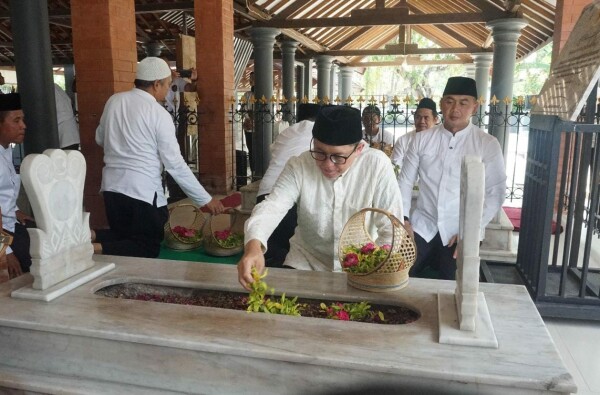 Pj Bupati Bojonegoro Ziarah Makam Kanjeng Soemantri, Juru Kunci: Terima Kasih Makam Sudah Direhab