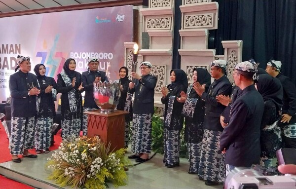 Prosesi Persemayaman Api Abadi Kayangan Api di Alun-alun Bojonegoro Berlangsung Khidmat