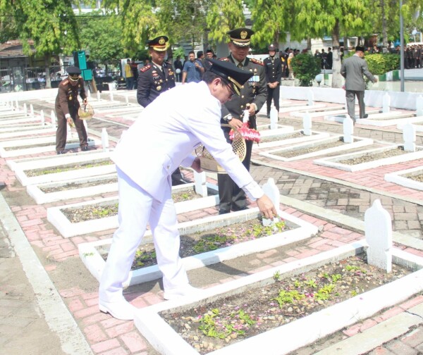 Pj Bupati Bojonegoro dan Forkopimda Ziarah ke TMP, Refleksi Perjuangan Besar Para Pahlawan