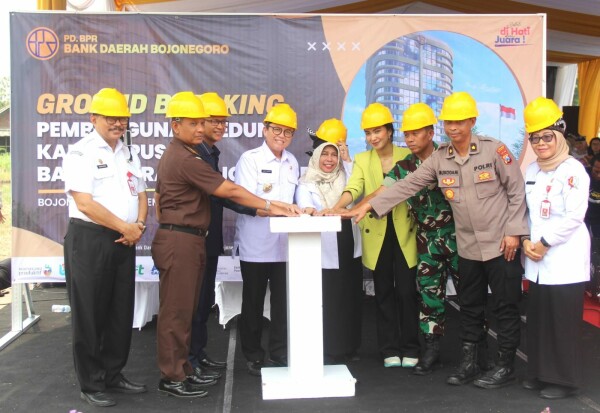 Pj Bupati Bojonegoro Resmikan Peletakan Batu Pertama Pembangunan Gedung Kantor PD BRP Bank Daerah