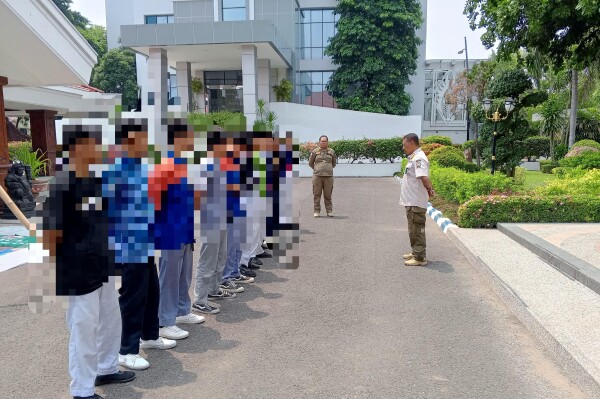 Satpol PP Bojonegoro Gelar Operasi Sayang, 13 Siswa Ngopi di Jam Sekolah Diberi Pembinaan