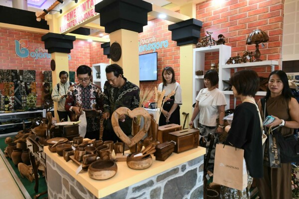 Para Perajin Batik Bojonegoro Unjuk Karya di BFF 2024, Dekranasda Terus Dorong Perluas Pasar