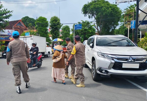 Satpol PP Bojonegoro Gelar Patroli, Tertibkan Pengemis di Traffic Light Perempatan Jalan Panglima Sudirman