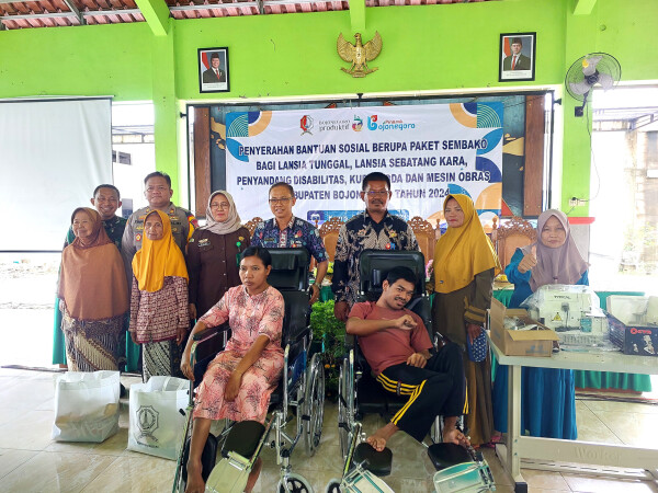 Pemkab Bojonegoro Salurkan Bansos Bagi Lansia dan Penyandang Disabilitas, Sembako hingga Kursi Roda