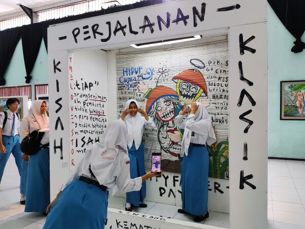 Para Siswa Kunjungi Pameran Lukisan di PSKB, Apresiasi Karya Pelukis Bojonegoro