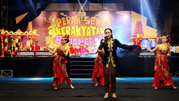 Kesenian Oklik Hibur Pengunjung Pekan Seni Kerakyatan Bojonegoro
