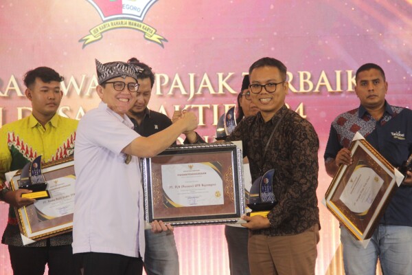 Pj Bupati Bojonegoro Beri Penghargaan Wajib Pajak Terbaik, Dorong Pendapatan Daerah Non Migas