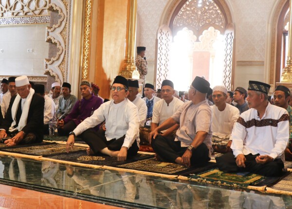 Pj Bupati Bojonegoro dan Jajaran Laksanakan Sholat Jumat di Masjid Wisata Religi Margomulyo