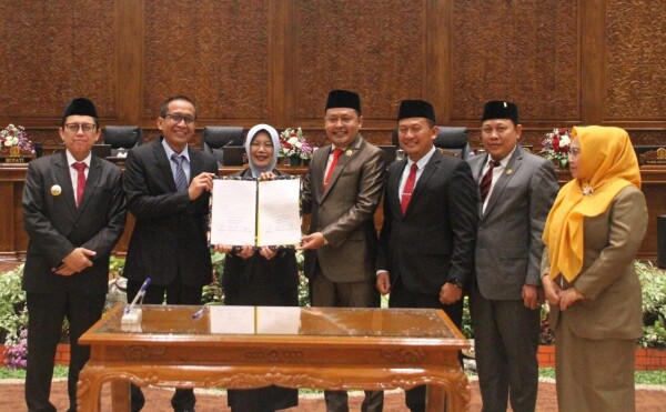 Pj Bupati Adriyanto Hadiri Rapat Paripurna Penetapan Bupati dan Wakil Bupati Bojonegoro Terpilih Periode 2025-2030