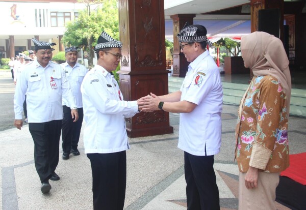 Pj Bupati Bojonegoro Adriyanto Pimpin Apel Terakhir di Halaman Pendopo, Pamitan dan Ucapkan Terimakasih