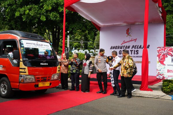 Wabup Bojonegoro Nurul Azizah Launching 91 Armada Program Angkutan Pelajar Gratis