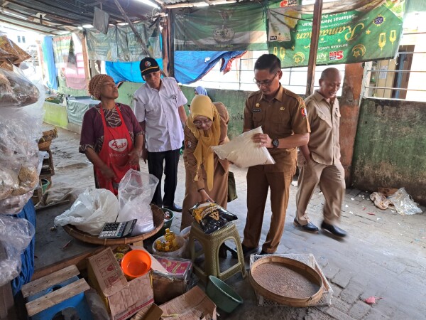Sidak di Pasar Unit Kalitidu, Pemkab Bojonegoro Pantau Stok dan Harga Bahan Pokok Jelang Idul Fitri